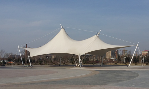 哈爾濱車棚張拉膜高性能材料應(yīng)用方案，耐候抗風(fēng)雪確保長(zhǎng)期穩(wěn)定使用