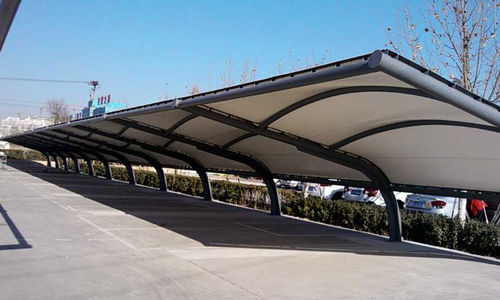 哈爾濱膜結(jié)構(gòu)車棚的材質(zhì)選擇：兼顧性能與美觀的